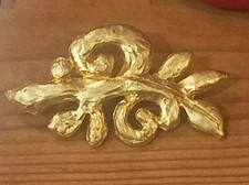 Broche Édouard Rambaud x PHYTO – Doré martelé, motif baroque, années 80/90