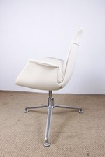Fauteuil Danois en Cuir blanc et Acier chromé, modèle FK 6725 Preben Fabricius.