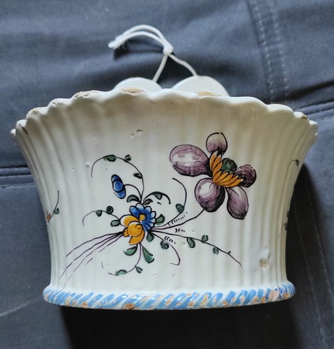 Rare pique fleurs - de, la