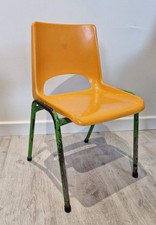 Petite chaise d'école maternelle vintage en plastique orange années 70
