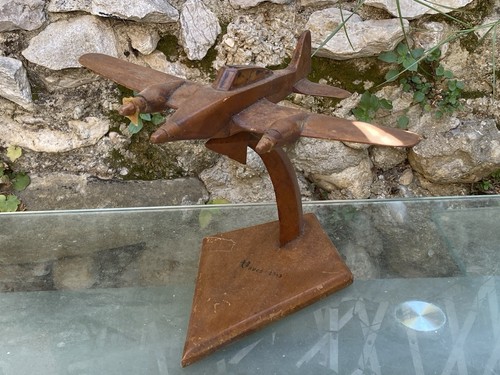 Avion bois sur socle - en,