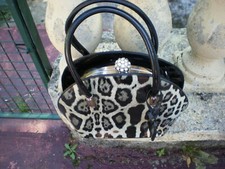 un sac a main facon léopard plastifié en arondi