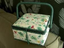 Boite à couture Travailleuse mercerie Rotin vert et tissu fleurs -Vintage rétro 