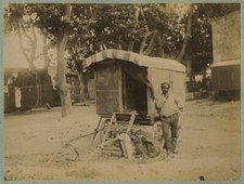 Provence. Homme posant devant une roulotte. Albumine 1885-90.