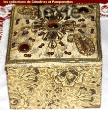 BOITE A BIJOUX EN BROCART CARREE REBRODEE DE PERLES couleur LICHEN***