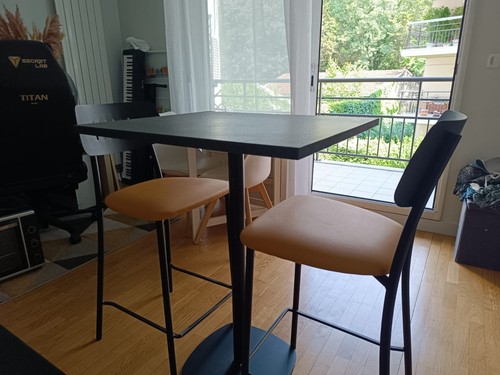 Table haute avec - , chaises