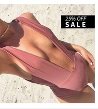 Beau maillot de bain plongeant