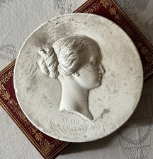 Médaillon plâtre "Profil de l’Impératrice Eugénie" Peyre, Nieuwerkerke, Sèvres