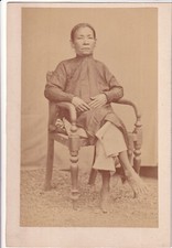 Photo ancienne Indochine Vieille femme en ao-dai en pose vers 1880-1900