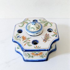 Sud. Moustiers, Toulouse, Lyon ? Encrier en faïence décor fleurs et insectes