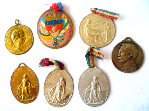 Lot insignes journée serbe - d'insignes,
