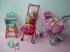 Lot d'un landau et accessoires pour petites poupées style Barbie.