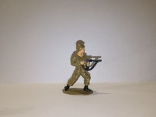 JIM militaire tirant mitraillette