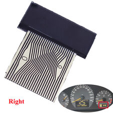 À droite du tableau bord LCD