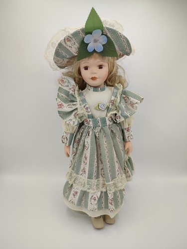 Jolie poupée porcelaine - poupée,