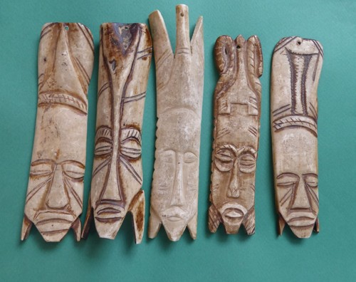 Peignes africains anciens - , en