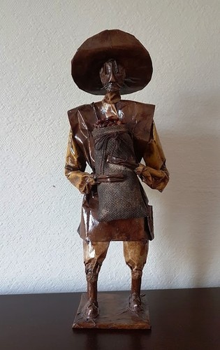 Statuette paysan portant un - statuette,