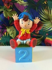 15⚜️ Tirelire Oui Oui Sur Son Cube Hachette Livre en Plastique Hauteur 19 Cm