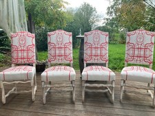 Lot de 4 chaises anciennes en bois patiné et tissu contemporain imprimé rouge