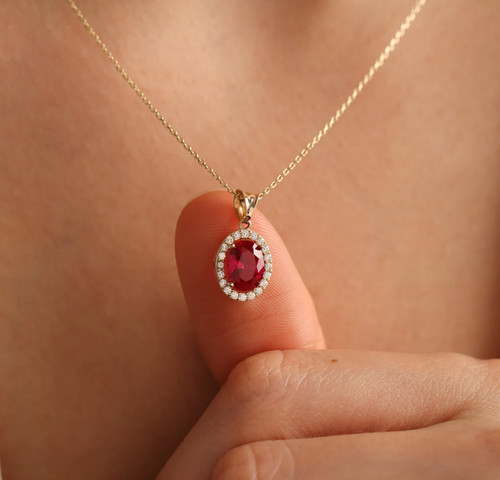 Collier pendentif rubis rouge