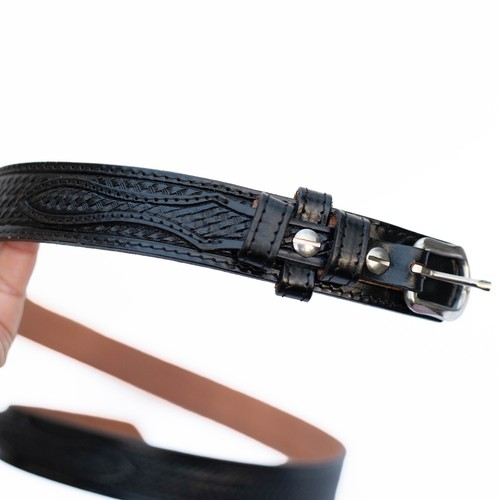 Circle black embossed - y,
