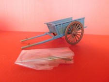 BRITAINS LA FERME :  TRES BELLE CHARETTE A BRAS  en coffret