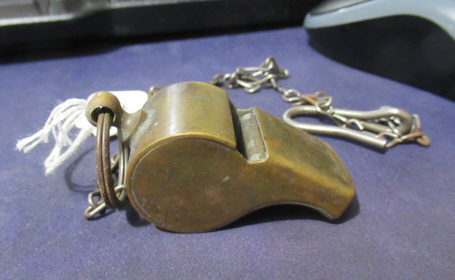 Sifflet militaire antique avec - sifflet,