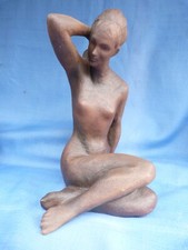STATUE EN CERAMIQUE - FEMME NUE ASSISE DE KOKRDA