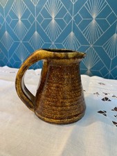 Pichet Accolay années 50, double A, design ocre moucheté, rare 10cm