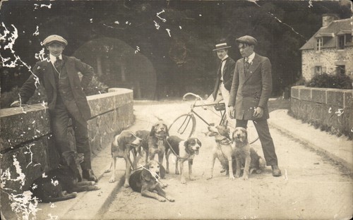Deux hommes chiens sur - deux, et