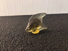 Poisson jaune kaki en cristal