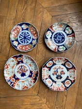 Quatre assiettes en porcelaine d'Imari, Japon ère Meiji XIXe. XXe