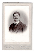 G1716 Bel homme moustache