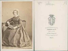 Mme Salleron, regardant un album CDV, vintage albumen carte de visite,  CDV, t