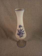 Soliflore blanc opaque au décor floral, vase en verre décoré de fleurs bleues