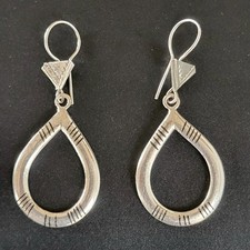 Boucles d'Oreilles Touaregs Pendantes en Métal Forme de Goutte Évidée Striée