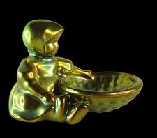 Zsolnay Pecs Ceramique Iridescente Enfant Tenant Un Panier Art Deco 1920 Hungary