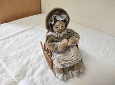 Bibelot Ancienne Poupée sur fauteuil à bascule de 18 cm