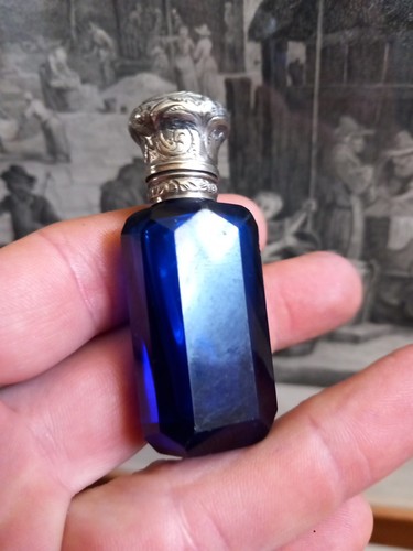 Flacon sel verre bleu - à,
