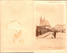 Ville à identifier, Deux personnes posant sur un pont métallique devant une égli