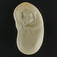 Fève LE BÉBÉ EMMAILLOTÉ Limoges Castel Biscuit (A198)