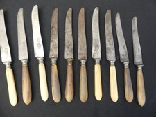 Ensemble de 10 anciens couteaux manche en corne avec viroles en métal argenté