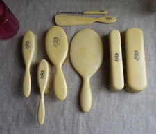 ENSEMBLE DE TOILETTE, BROSSES, MIROIR, CHAUSSE PIED, TIRE LACET VERS 1900 DUPONT