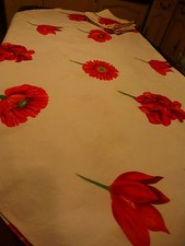 ronde 1m,77 large ,nappe ronde  aux coquelicots et fleurs rouges +8serviettes 