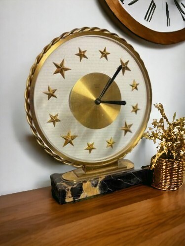 Une horloge ancienne - ancienne, bronze