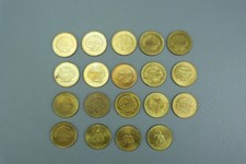 Lot de 16 jetons SHELL + 3 jetons TOTAL, classeur, collection, station essence.