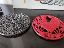 Ancien dessous de plat X 2 en fonte émaillée- Décor Coq et Décor ouvragé 