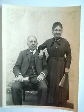 R02  Photo circa 1920 TTBE 17,5x12,5 cm Couple homme assis journal femme debout