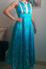 Superbe robe satinée et brodéée, modèle unique, fait main Turquoise, TBE