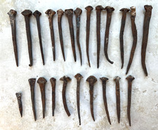 Lot de 30 clous carré en fer forgés fin XVIIIe pour charpente H 16cm à 6cm